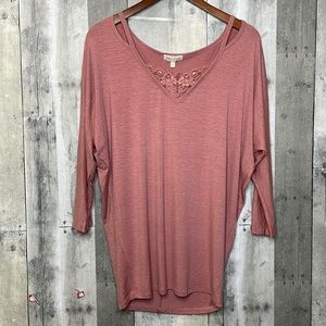 Nwt dusty rose colored blouse. 3/4 length‎ sleeves. V-neck w/ lace insert. Large